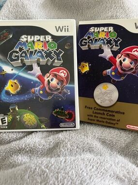 Nintendo Super Mario Galaxy (Wii) - Blue Cover and Commemorative Launch Coin
